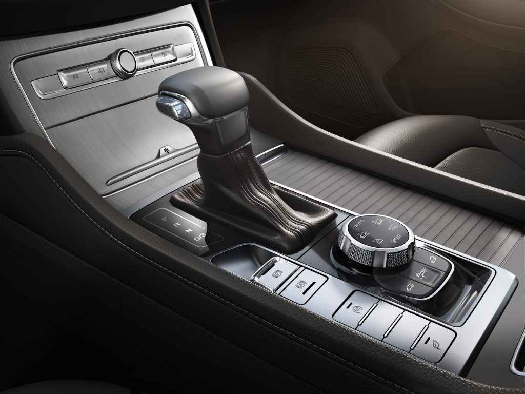 RX8_SA_6AT 4WD LUX_Black Interior_Gear-min